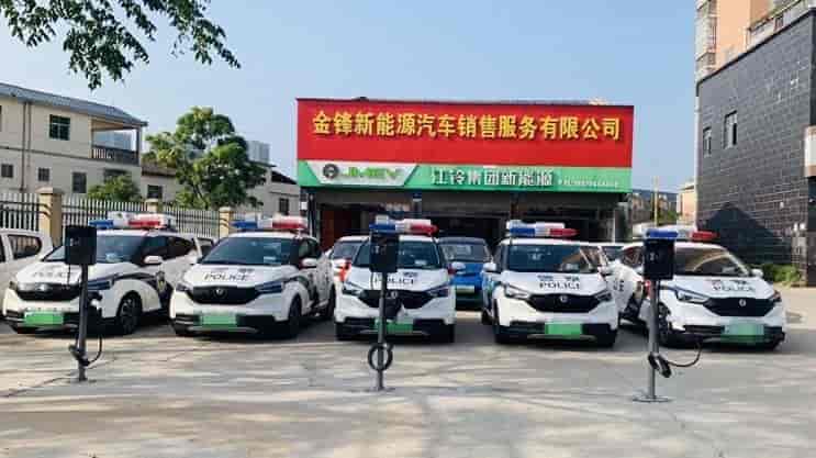 金溪政府機(jī)關(guān)部門采購了一批江鈴集團(tuán)新能源易至EV3, 用于執(zhí)法巡邏工作。